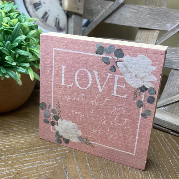 NEW! Cottage Farmhouse Whitewashed Wood Love Roses Floral Valentine Sign - Picture 3 of 3
